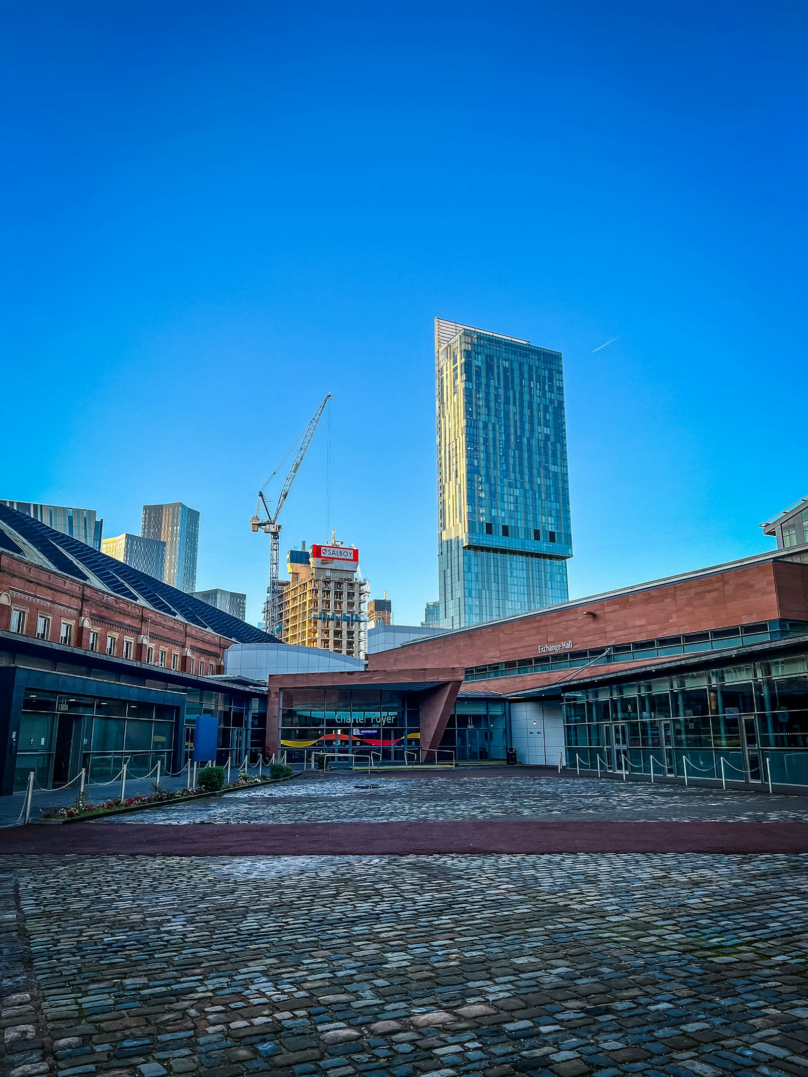Bouwproject in Manchester, Noord-Engeland — kraan en woontoren in aanbouw